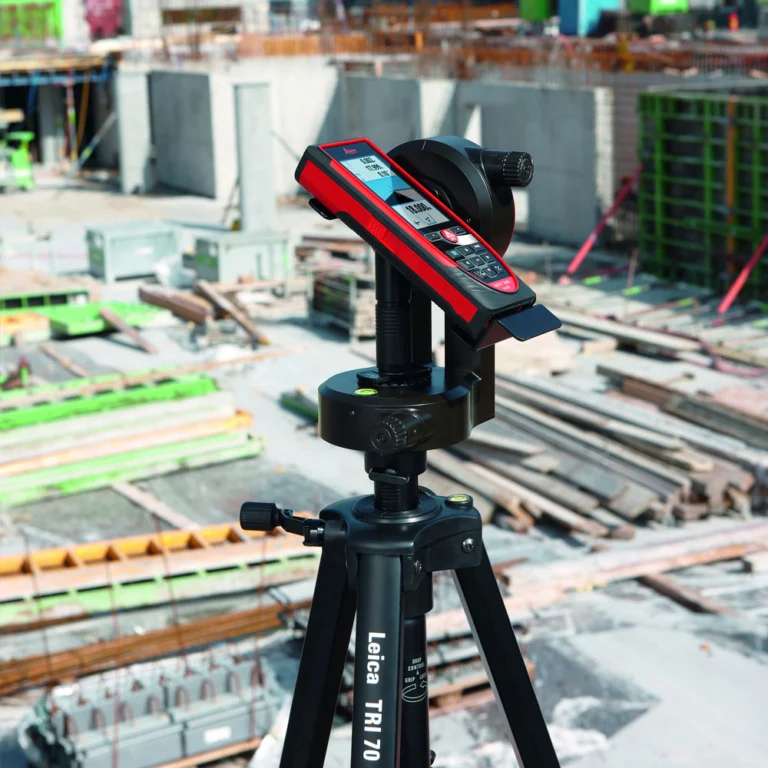 Télémètre laser Leica Disto S910 monté sur trépied sur un chantier de construction